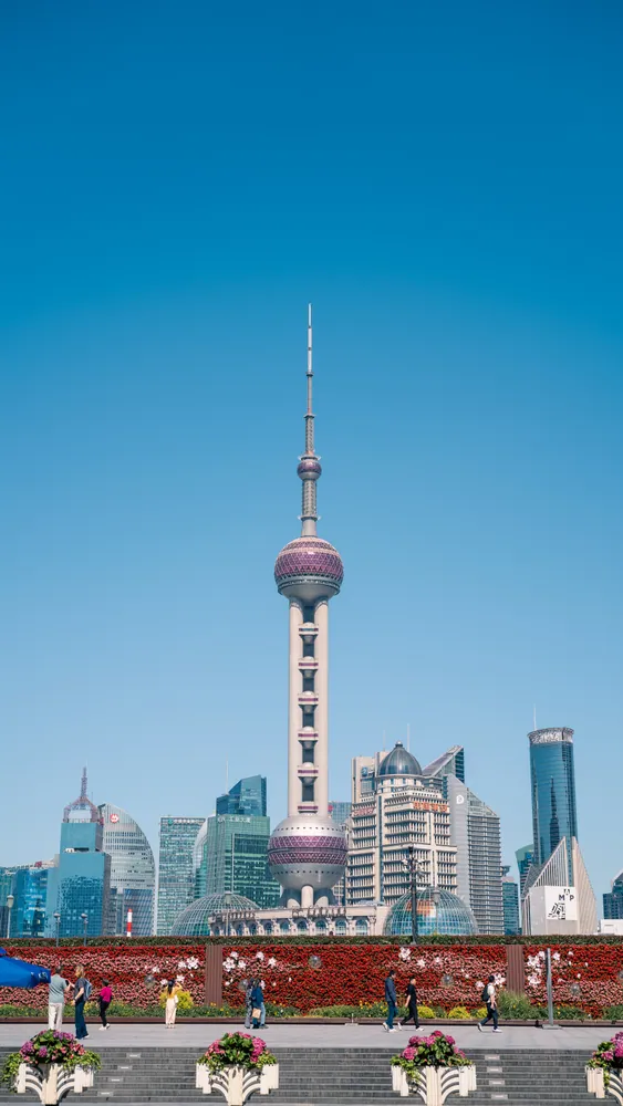 竖幅构图中的东方明珠与上海城市建筑